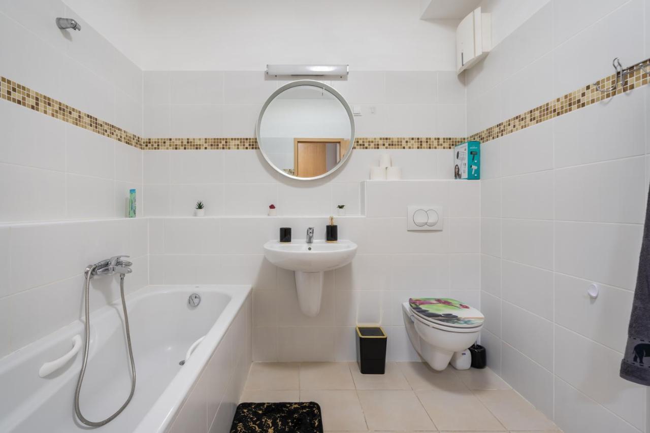 Penthouse Three Bedrooms, Three Balconies Apartment With Free Parking In Kiraly Street Budapest Exterior foto