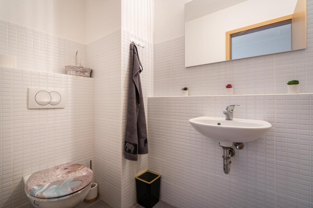 Penthouse Three Bedrooms, Three Balconies Apartment With Free Parking In Kiraly Street Budapest Exterior foto