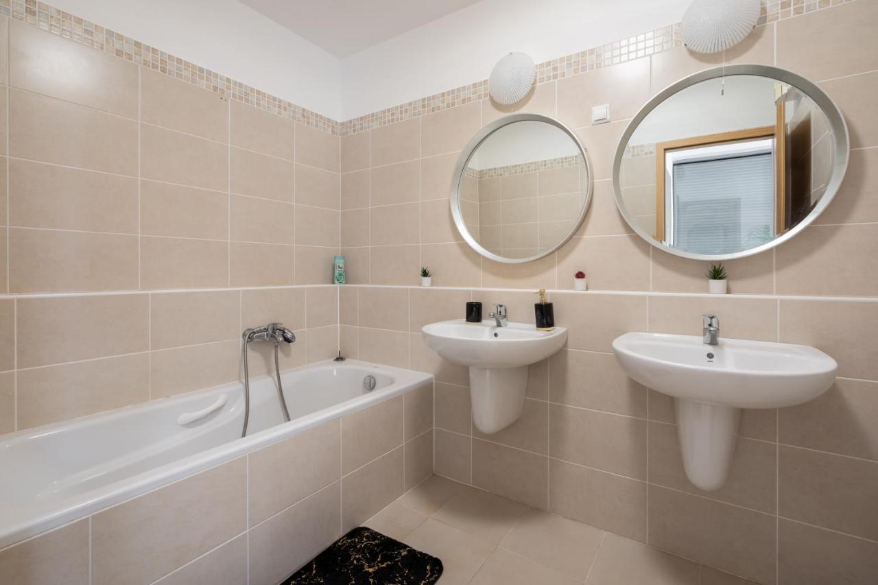 Penthouse Three Bedrooms, Three Balconies Apartment With Free Parking In Kiraly Street Budapest Exterior foto