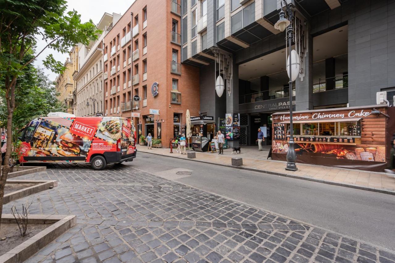 Penthouse Three Bedrooms, Three Balconies Apartment With Free Parking In Kiraly Street Budapest Exterior foto